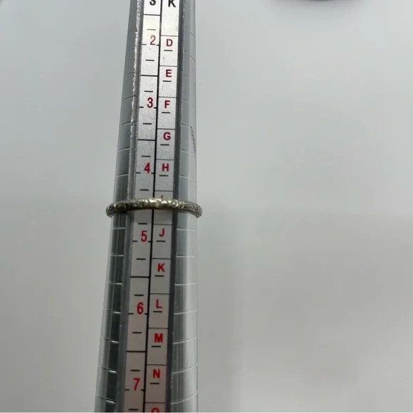 Vintage Art Deco 18k Engraved Wedding Band Featuring Floral Pattern - Picture 3 of 4